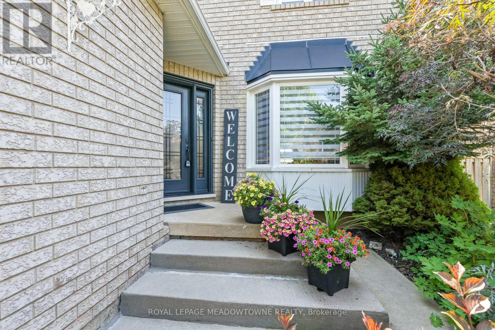 16 Chester Crescent, Halton Hills (Georgetown), Ontario  L7G 5W4 - Photo 4 - W12437388