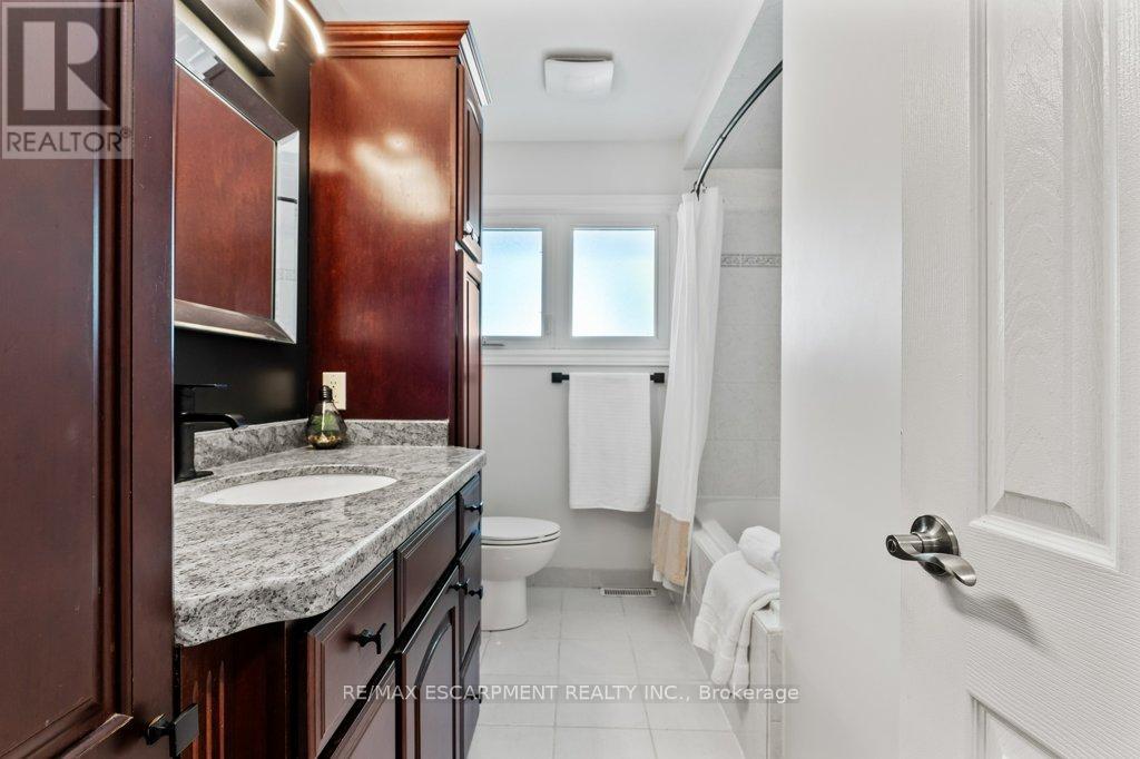6975 Oxford Street, Niagara Falls, Ontario  L2J 1J3 - Photo 13 - X12437109