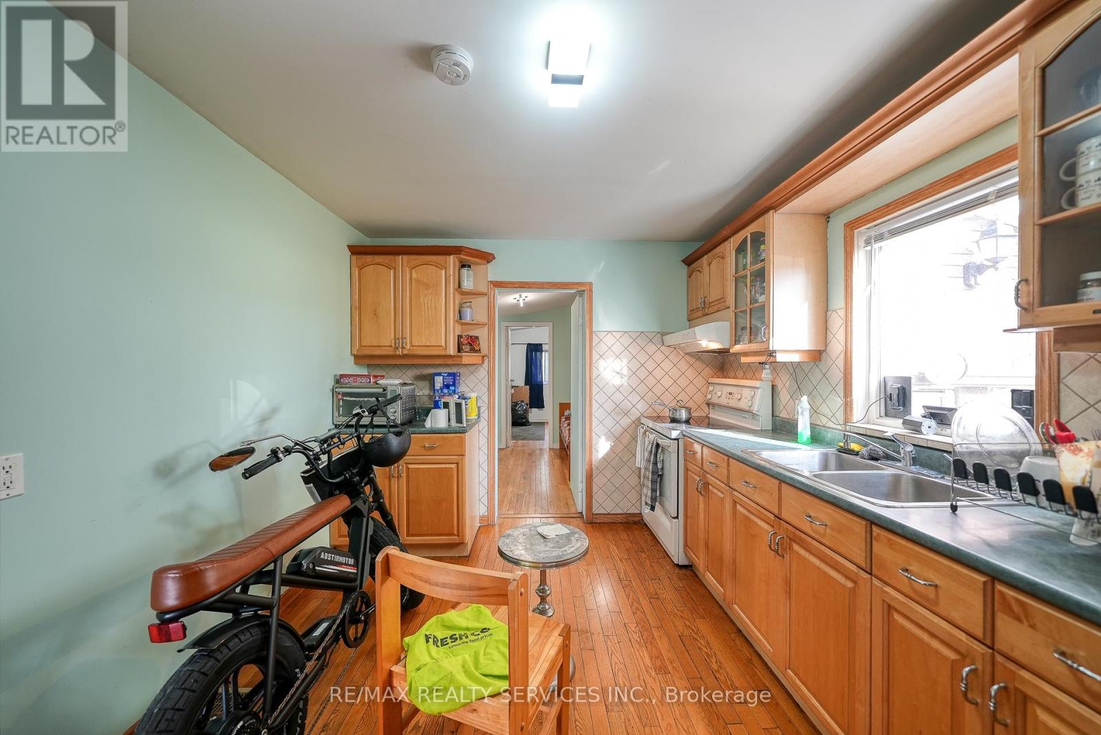 24 Norlan Avenue, London East, Ontario  N5W 5P1 - Photo 12 - X12437134