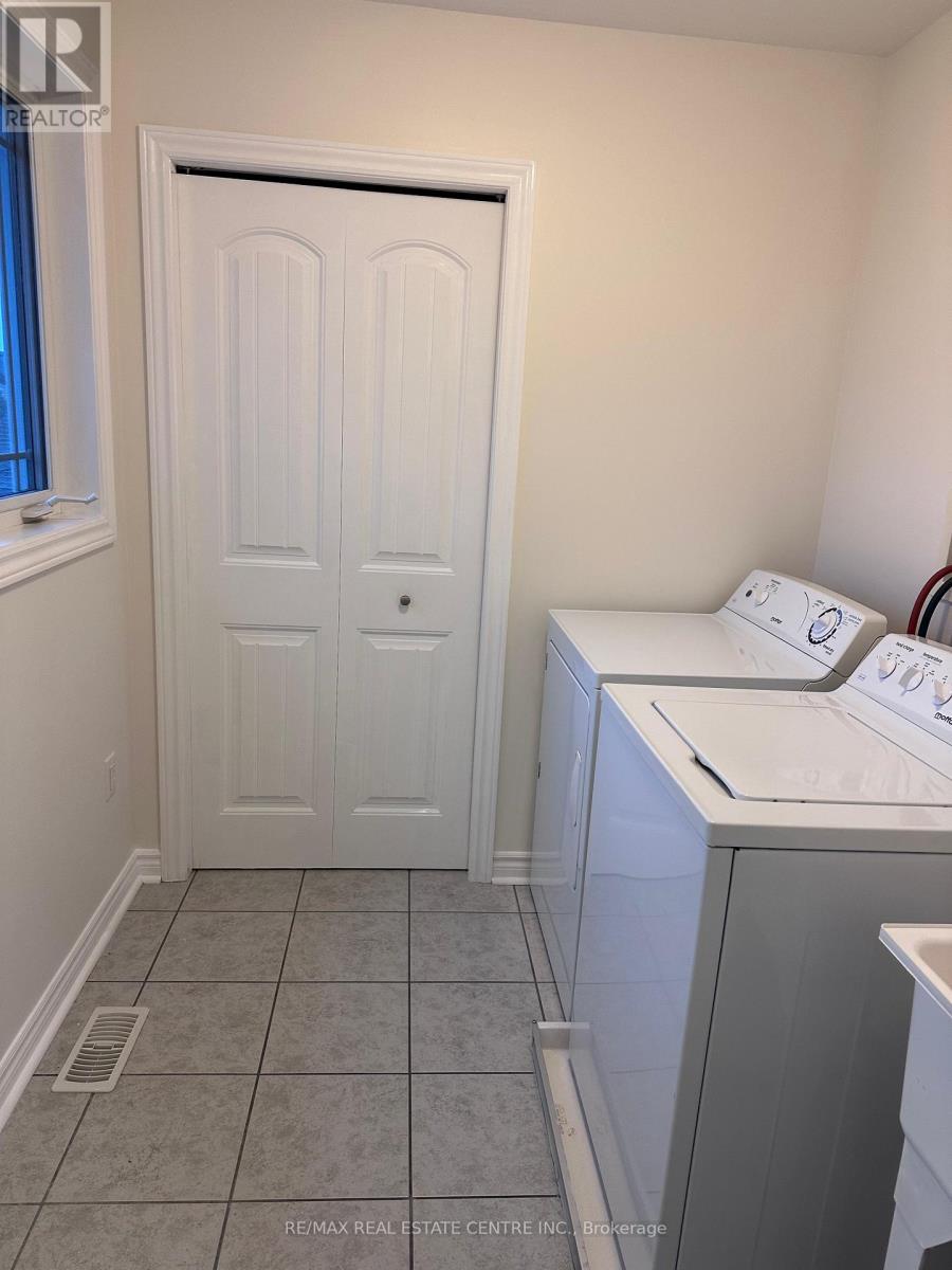Upper - 61 Laughland Lane, Guelph, Ontario  N1L 0C9 - Photo 10 - X12437198
