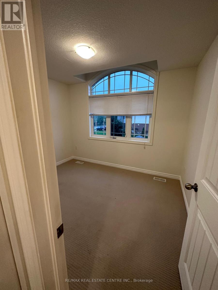 Upper - 61 Laughland Lane, Guelph, Ontario  N1L 0C9 - Photo 14 - X12437198
