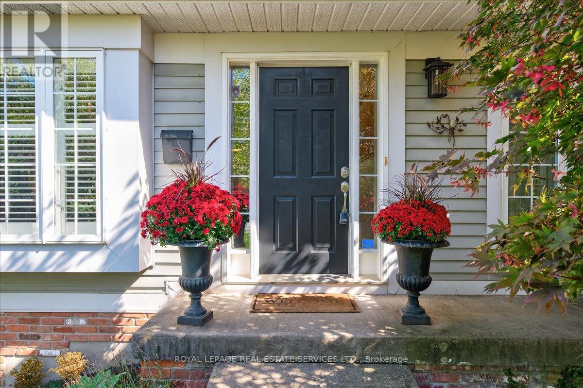 4021 Mountain Street, Lincoln (Beamsville), Ontario  L3J 0K9 - Photo 3 - X12437288