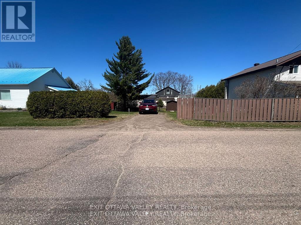 1105 Bronx Street, Pembroke, Ontario  K8A 6G8 - Photo 3 - X12437512