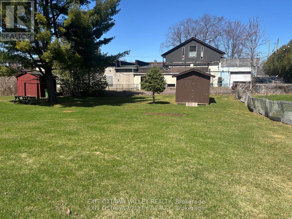 1105 Bronx Street, Pembroke, Ontario  K8A 6G8 - Photo 4 - X12437512