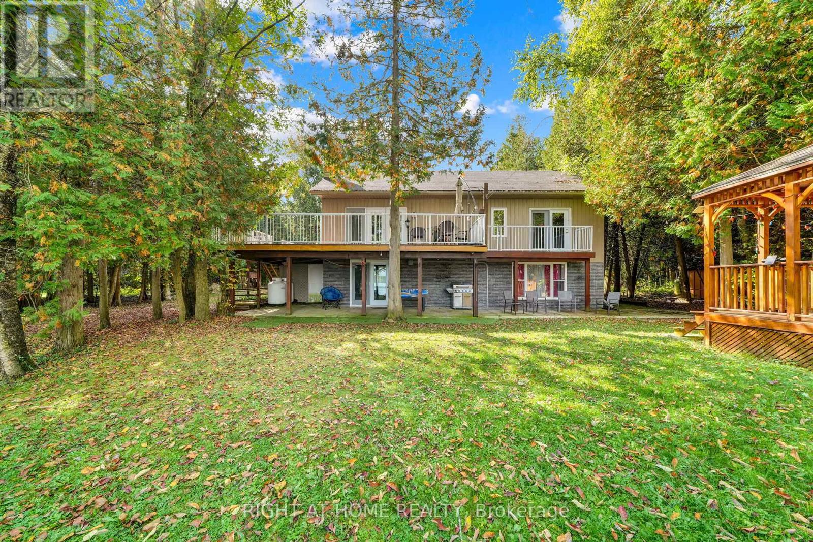 135 Browns Lane, Georgian Bluffs, Ontario  N0H 2K0 - Photo 1 - X12437391