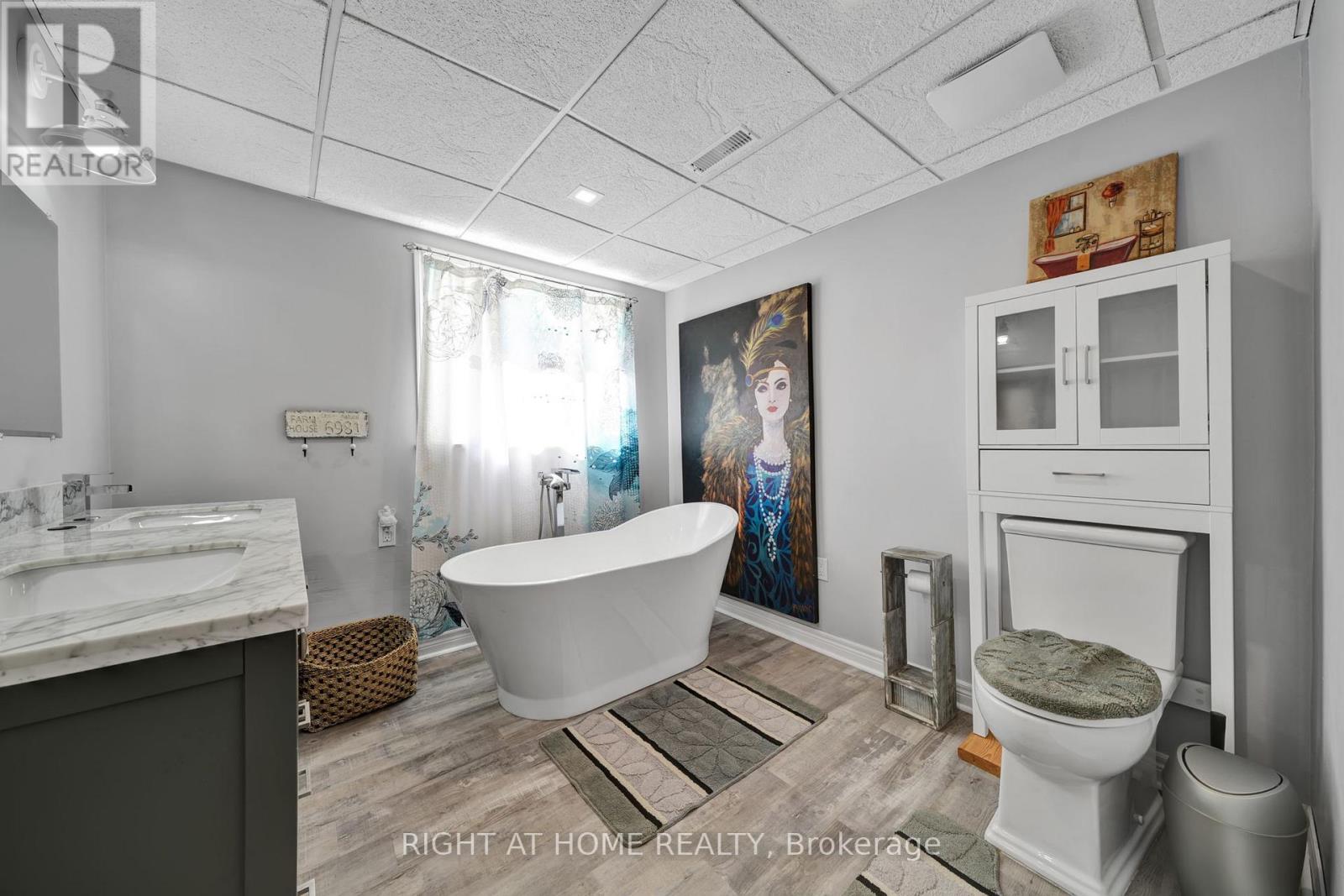135 Browns Lane, Georgian Bluffs, Ontario  N0H 2K0 - Photo 24 - X12437391