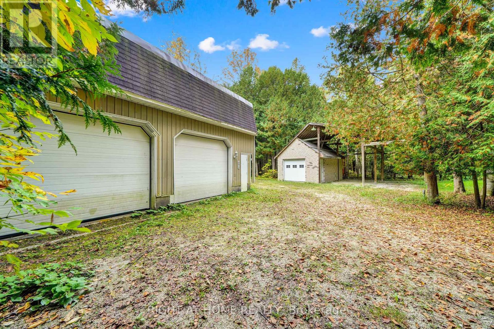 135 Browns Lane, Georgian Bluffs, Ontario  N0H 2K0 - Photo 27 - X12437391