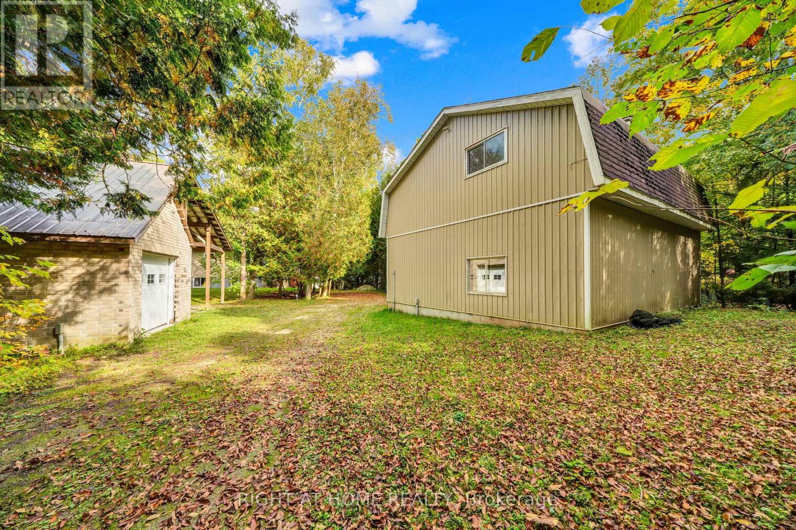 135 Browns Lane, Georgian Bluffs, Ontario  N0H 2K0 - Photo 28 - X12437391