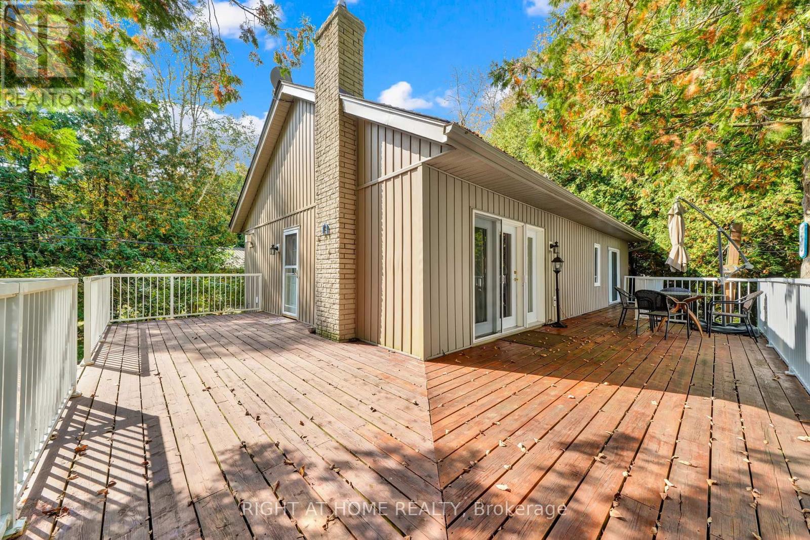135 Browns Lane, Georgian Bluffs, Ontario  N0H 2K0 - Photo 4 - X12437391