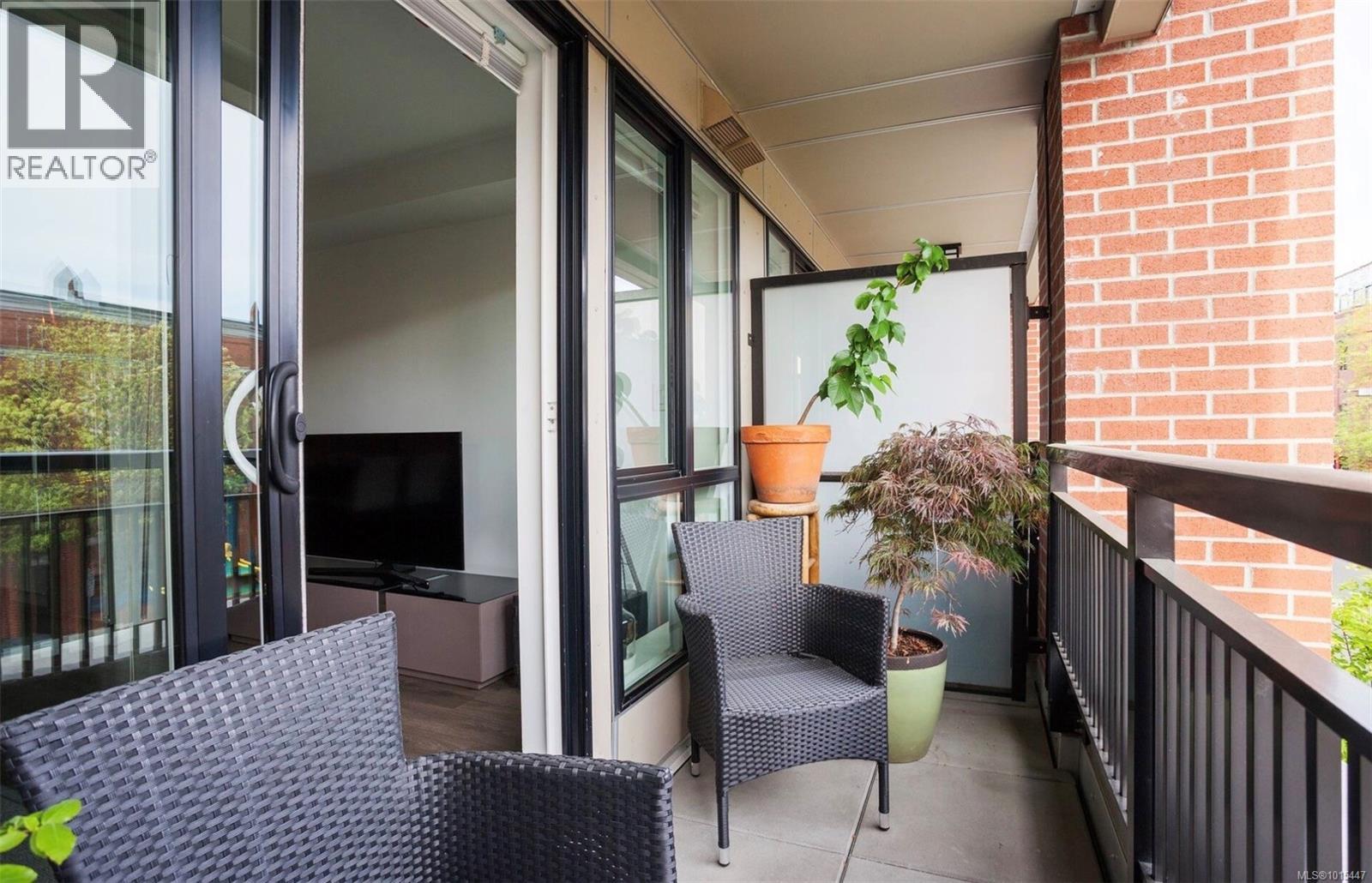 212 528 Pandora Ave, Victoria, British Columbia  V8W 0C6 - Photo 2 - 1015447