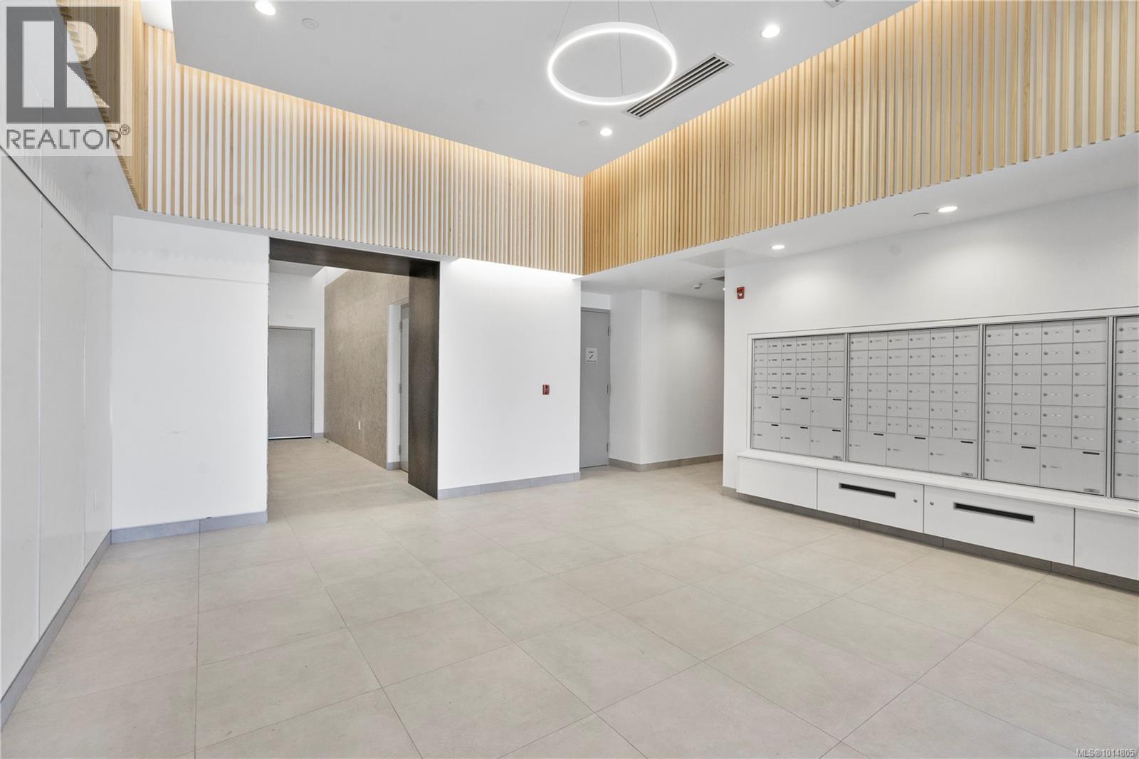 801 1100 Yates St, Victoria, British Columbia  V8V 0H5 - Photo 2 - 1014805