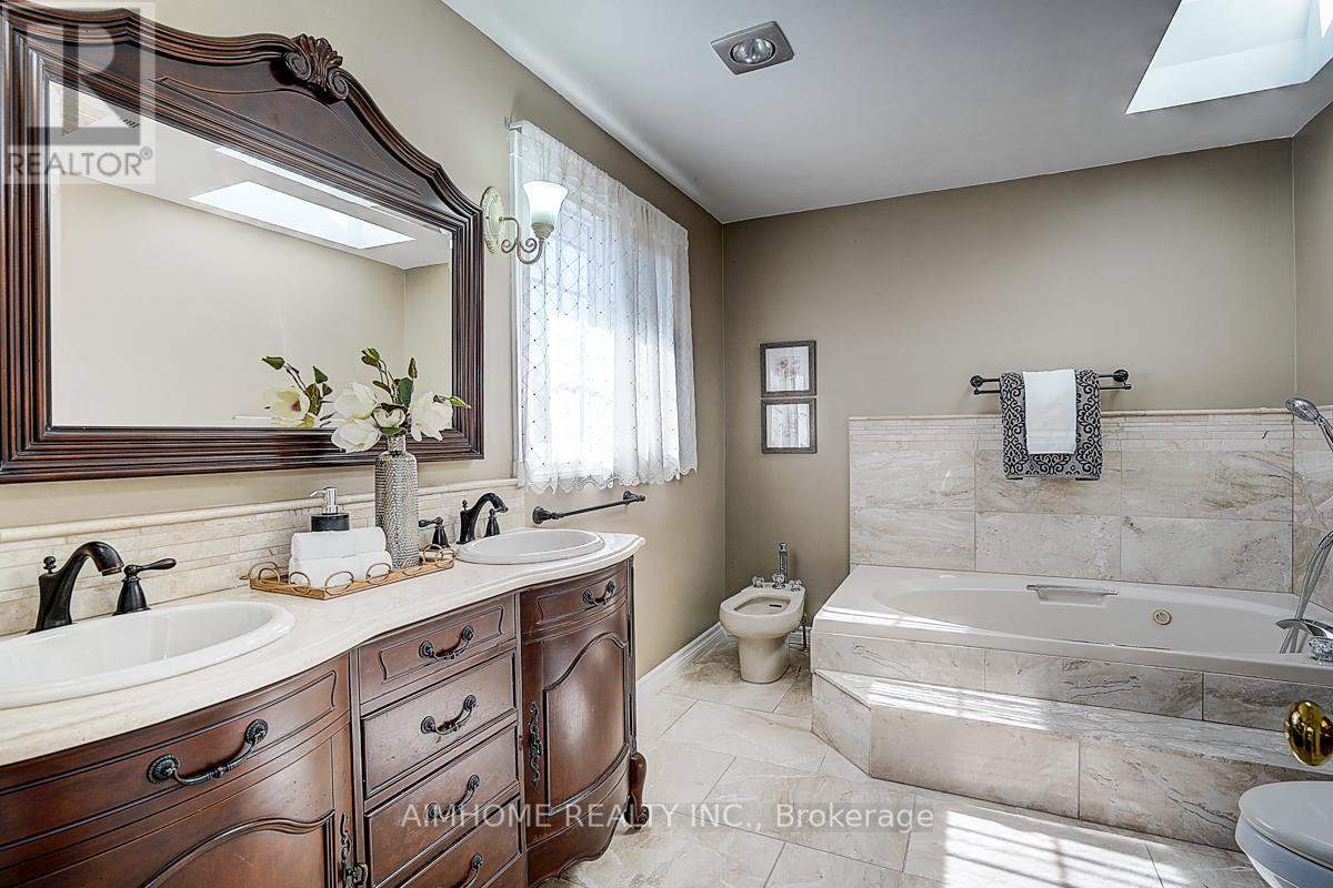 205 Pinewood Drive, Vaughan, Ontario  L4J 5R7 - Photo 20 - N12437336