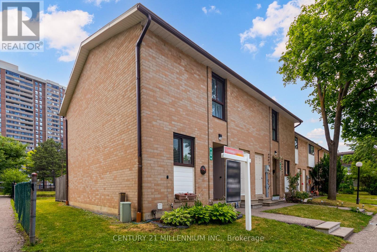 56 Fleetwood Crescent, Brampton, Ontario  L6T 2E5 - Photo 2 - W12415081