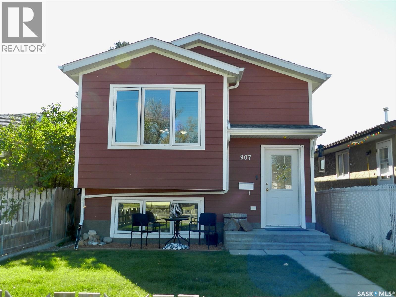 907 Ominica Street E, Moose Jaw, Saskatchewan  S6H 0J1 - Photo 1 - SK019775