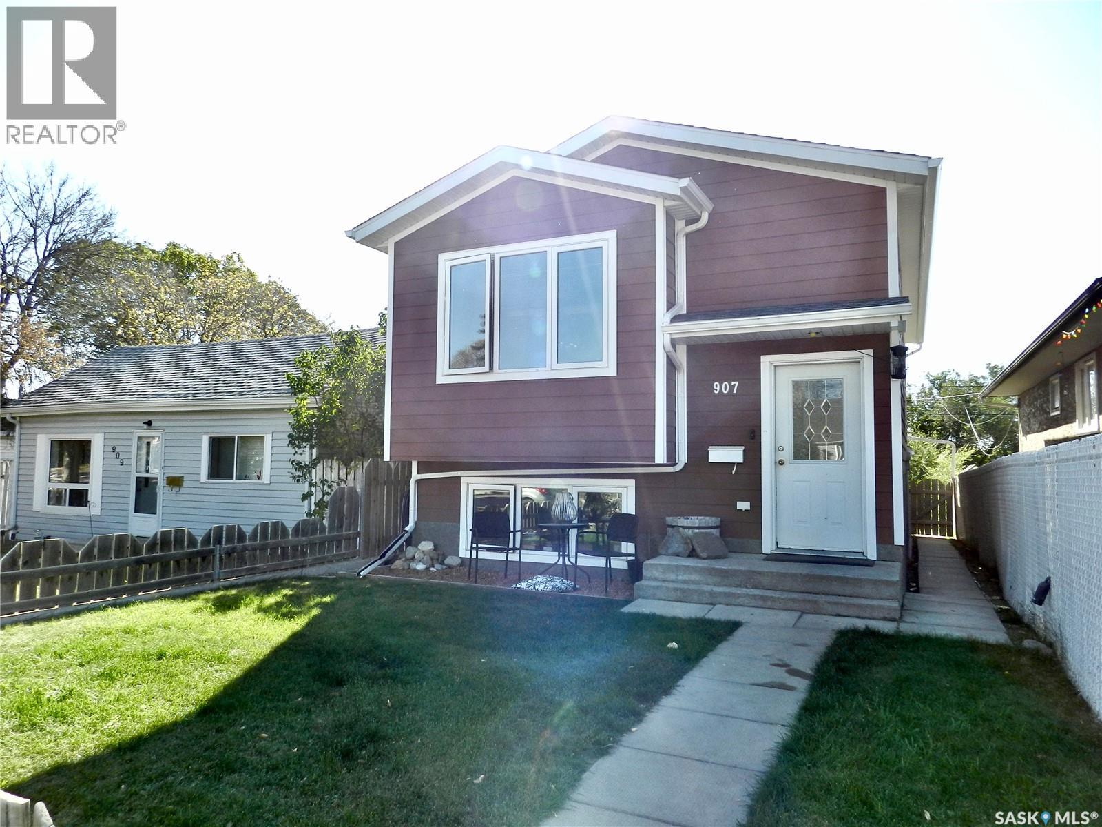 907 Ominica Street E, Moose Jaw, Saskatchewan  S6H 0J1 - Photo 2 - SK019775