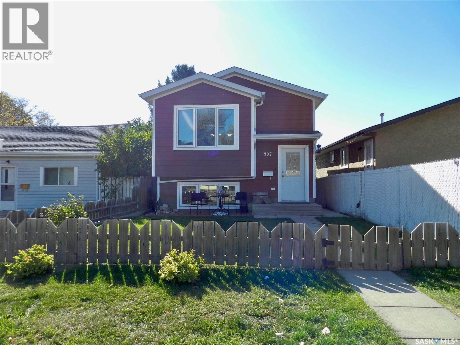 907 Ominica Street E, Moose Jaw, Saskatchewan  S6H 0J1 - Photo 3 - SK019775