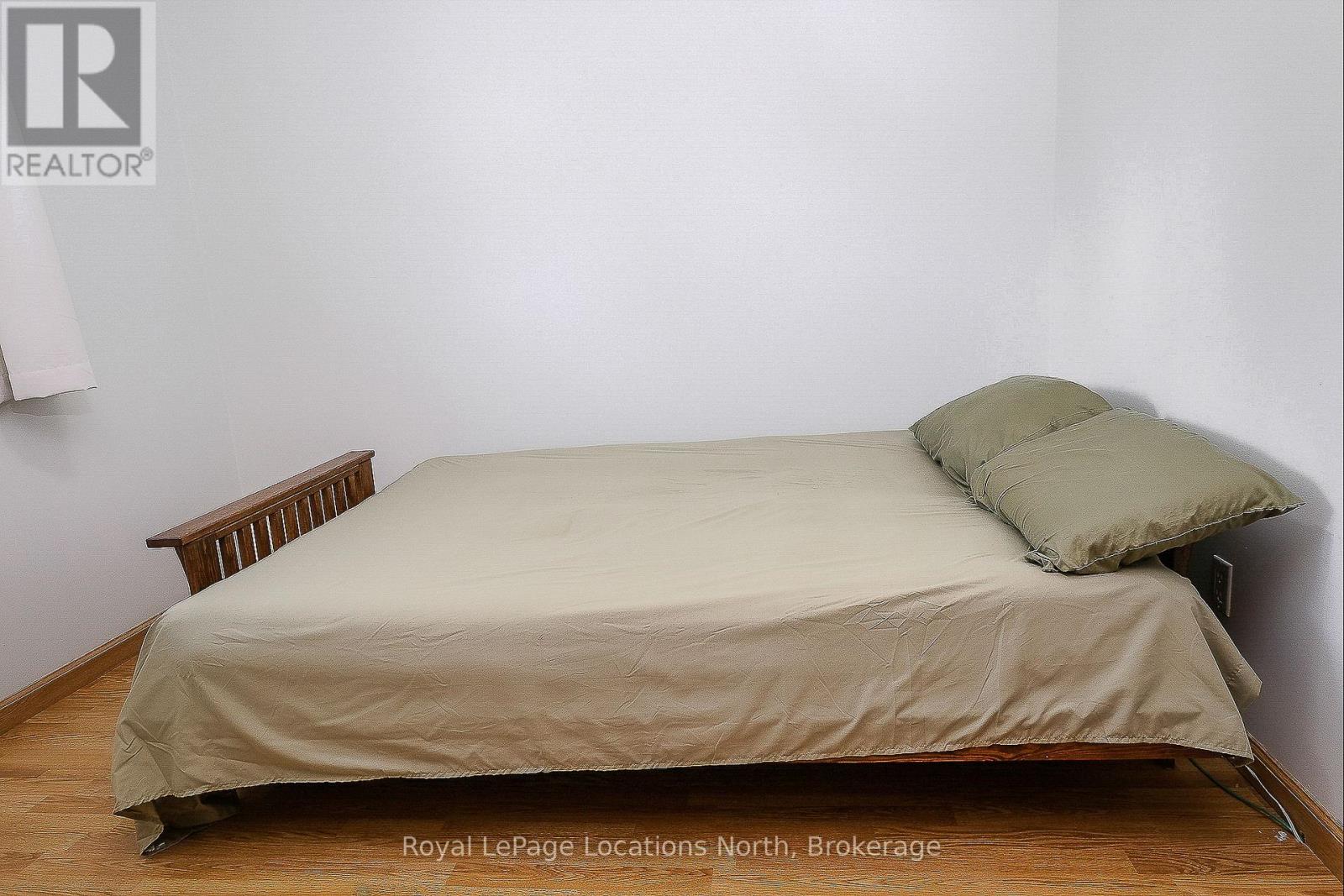 221 John Street, Clearview, Ontario  L0M 1S0 - Photo 12 - S12429112