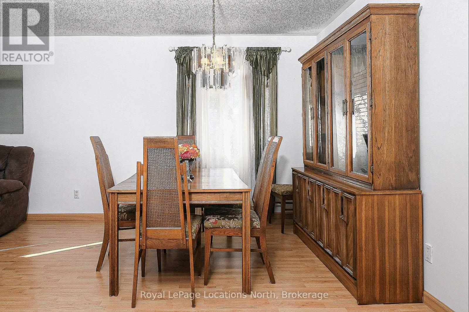 221 John Street, Clearview, Ontario  L0M 1S0 - Photo 11 - S12429112