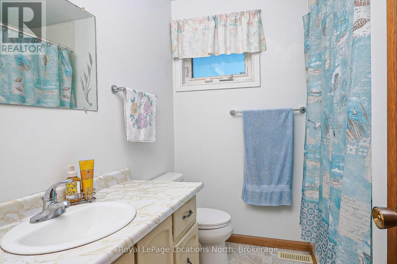 221 John Street, Clearview, Ontario  L0M 1S0 - Photo 15 - S12429112