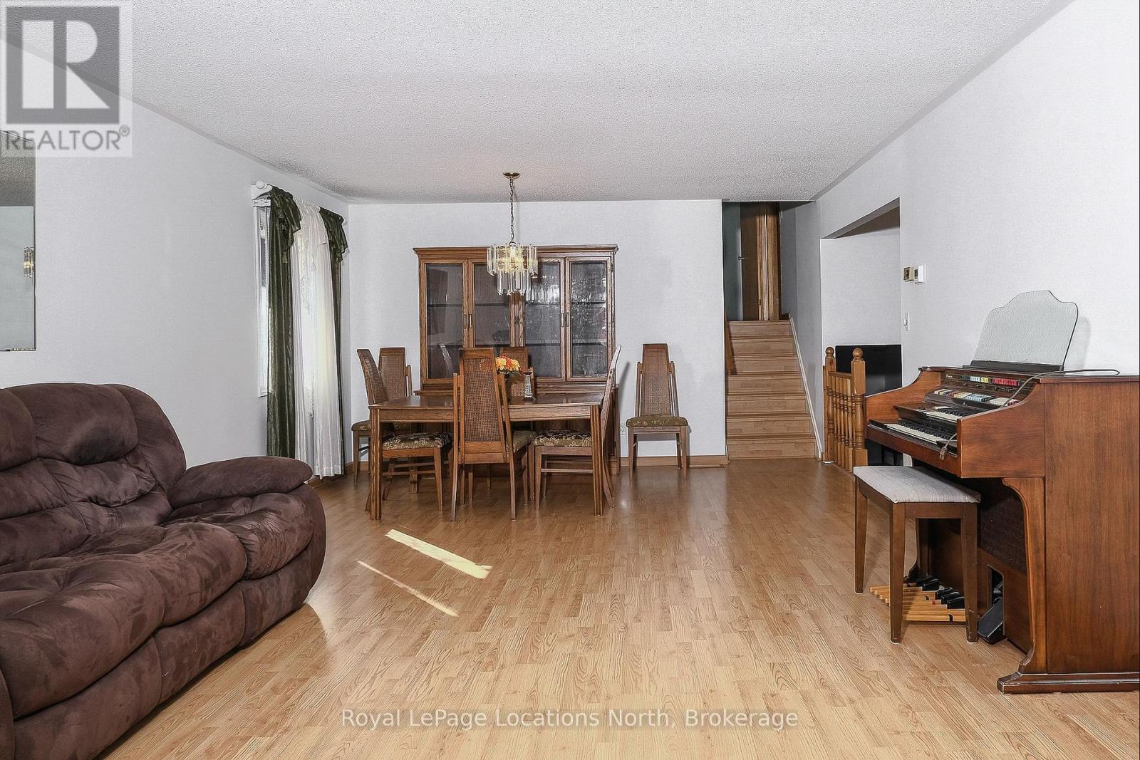 221 John Street, Clearview, Ontario  L0M 1S0 - Photo 9 - S12429112