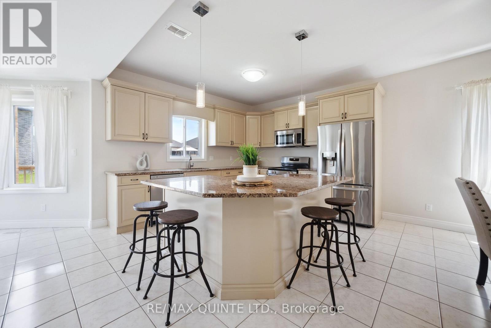 91 Hampton Ridge Drive E, Belleville (Thurlow Ward), Ontario  K8N 0E6 - Photo 12 - X12436749