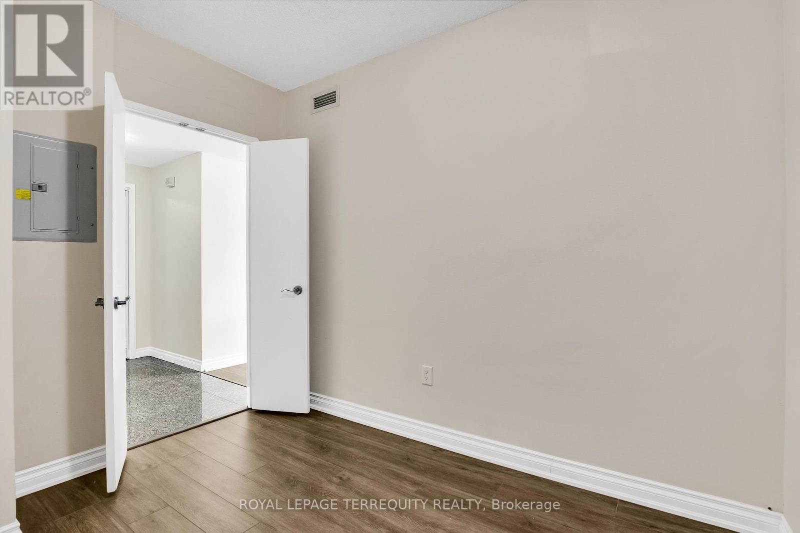709 - 35 Mariner Terrace, Toronto, Ontario  M5V 3V9 - Photo 16 - C12424748