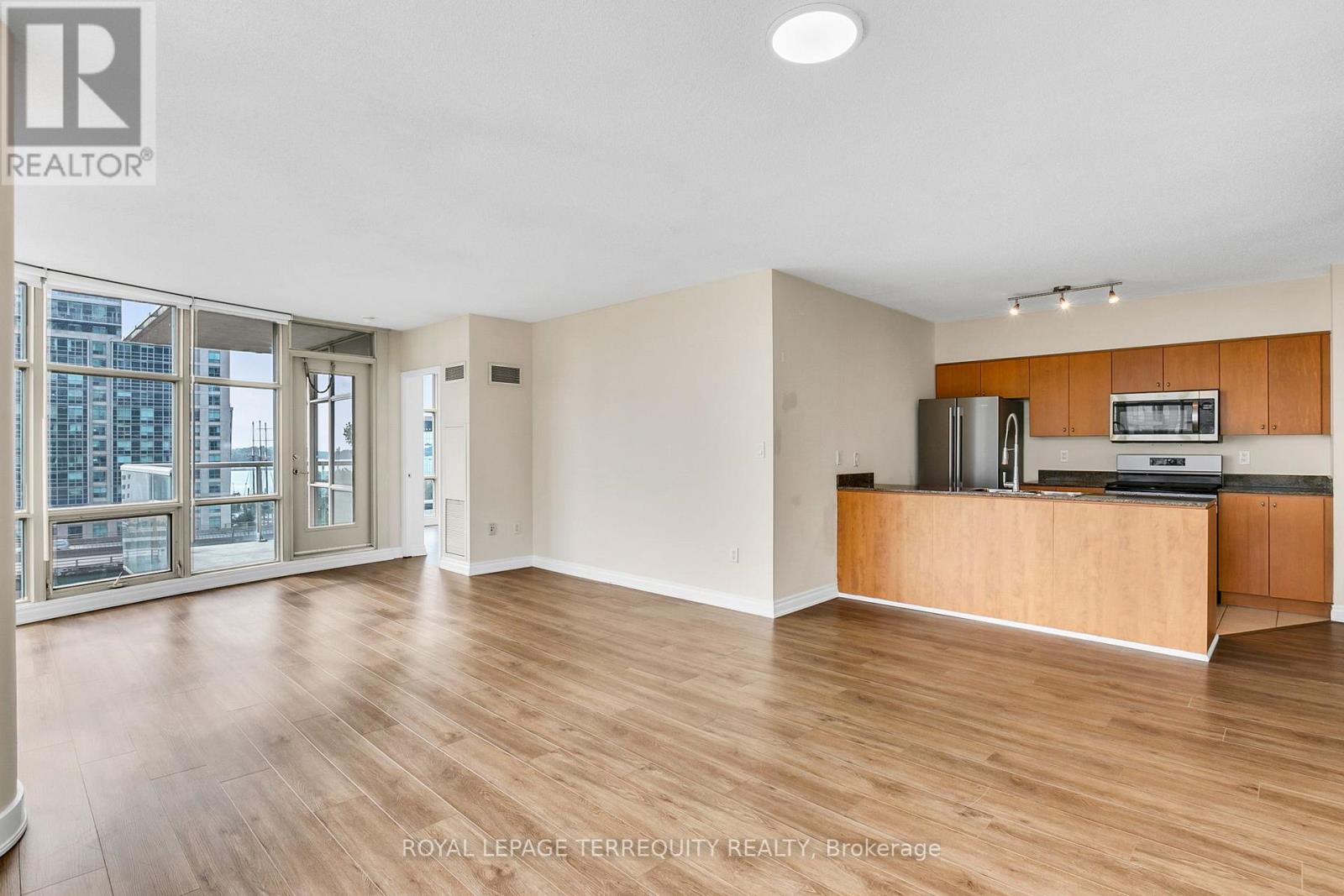 709 - 35 Mariner Terrace, Toronto, Ontario  M5V 3V9 - Photo 8 - C12424748