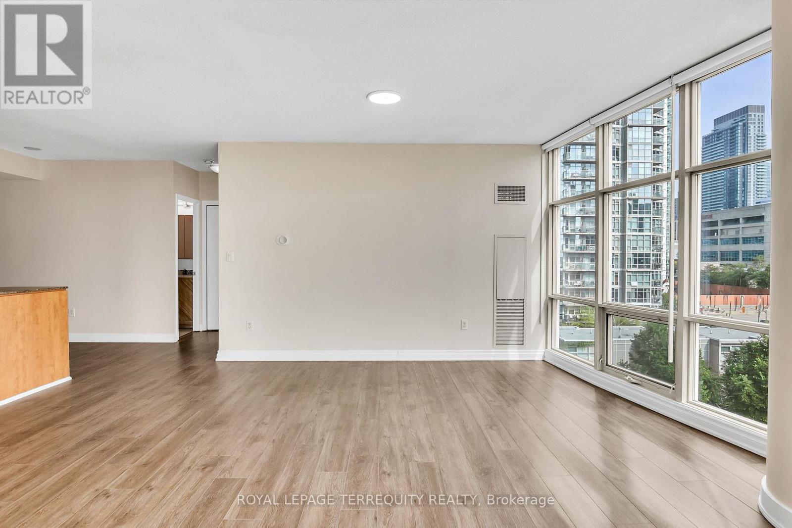 709 - 35 Mariner Terrace, Toronto, Ontario  M5V 3V9 - Photo 9 - C12424748