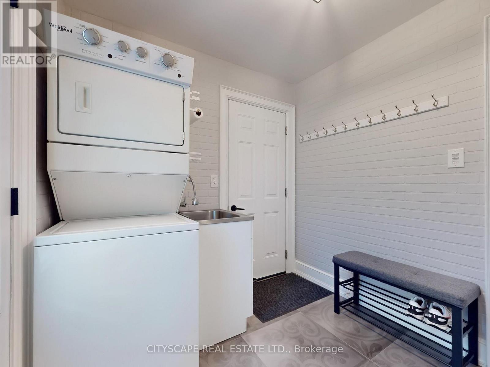 2585 Kenna Court, Mississauga, Ontario  L5K 2K4 - Photo 17 - W12433849