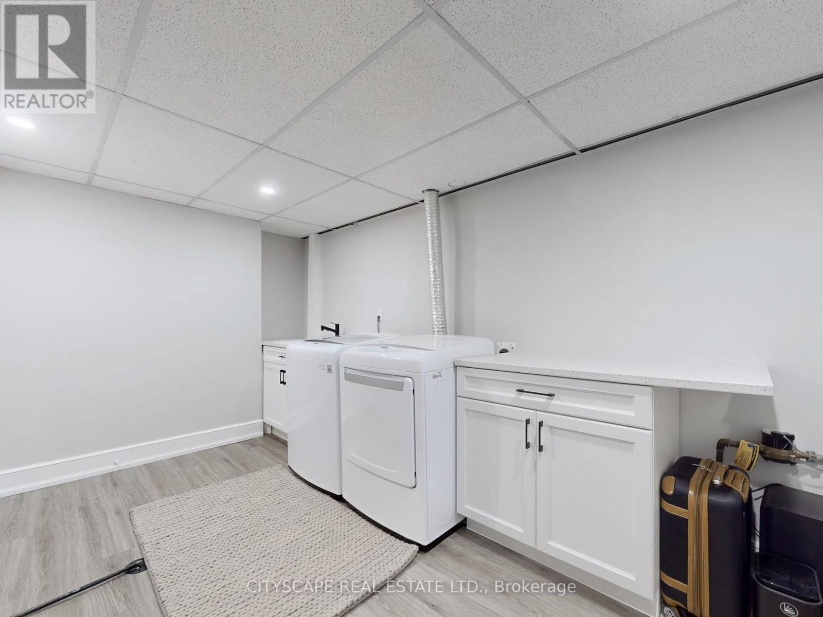 2585 Kenna Court, Mississauga, Ontario  L5K 2K4 - Photo 34 - W12433849