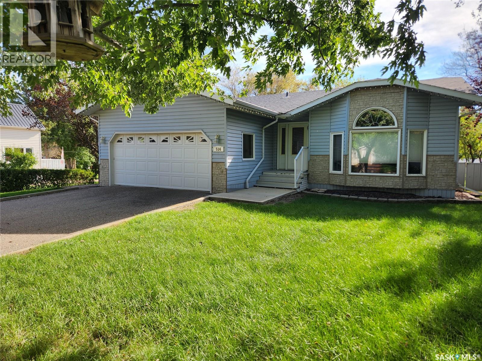 514 1st Avenue E, Lampman, Saskatchewan  S0C 1N0 - Photo 2 - SK019310