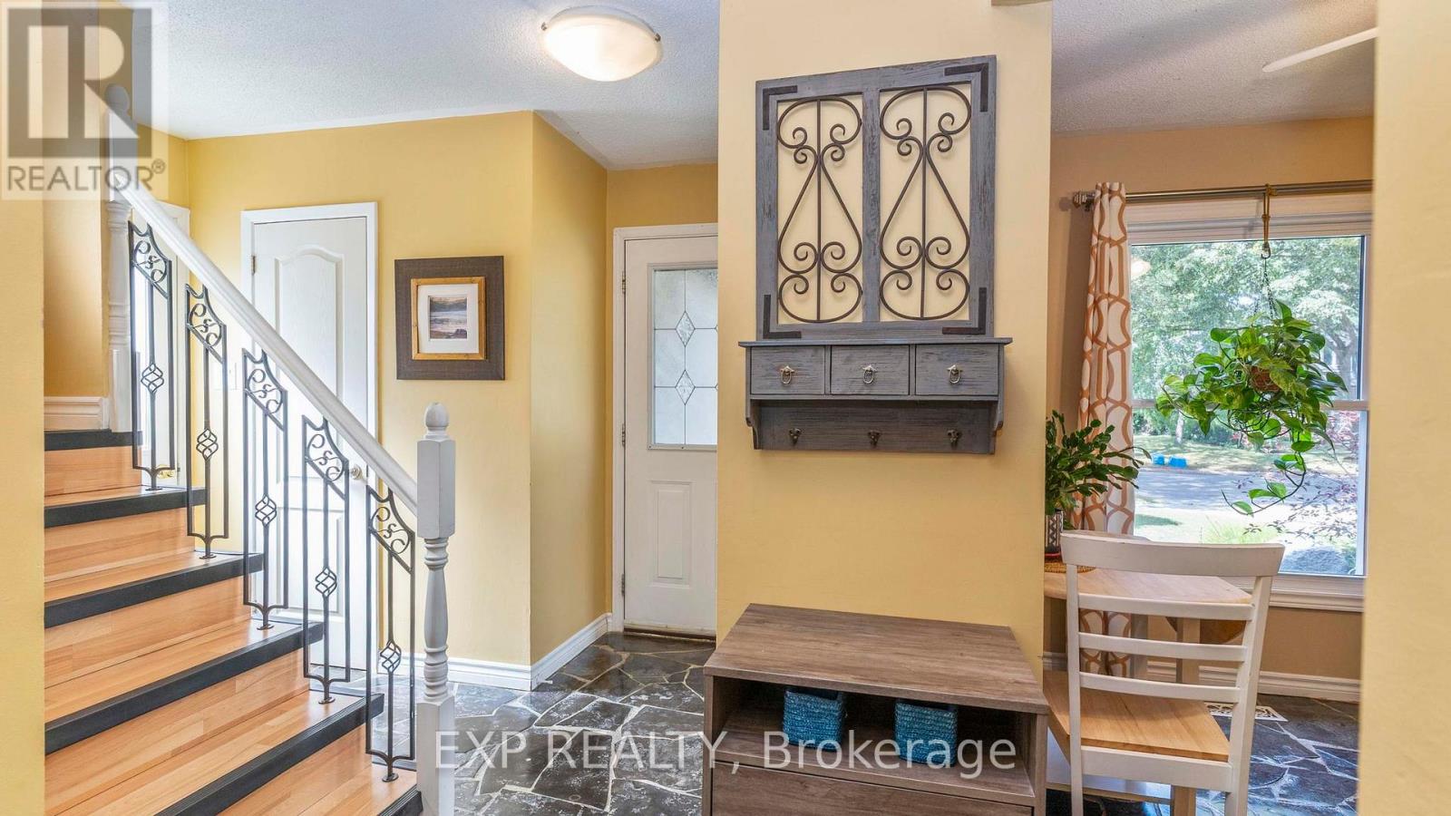 116 Glenroy Crescent, London South, Ontario  N5Z 4H7 - Photo 3 - X12437580