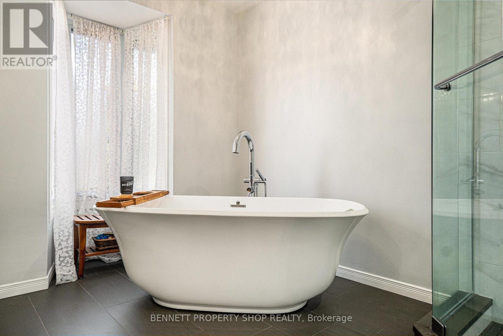 21 Pattermead Crescent, Ottawa, Ontario  K1V 0A1 - Photo 13 - X12437601