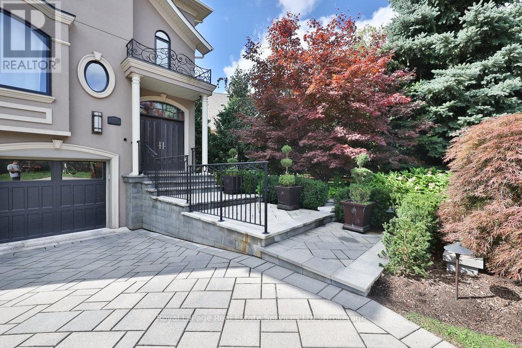 2218 Hampstead Road, Oakville, Ontario  L6H 6Y9 - Photo 2 - W12437617
