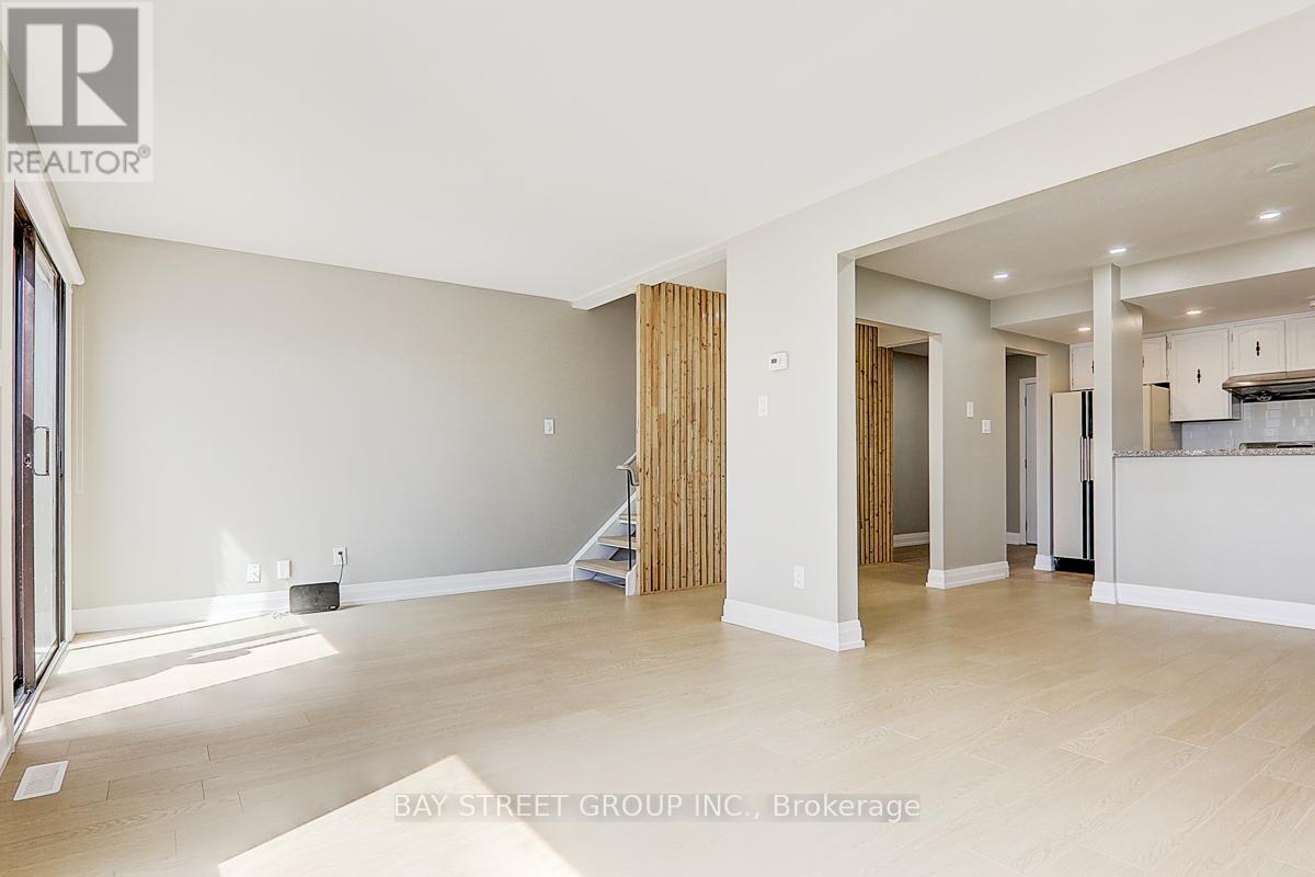 17 Newdawn Crescent, Toronto, Ontario  M1V 1J8 - Photo 8 - E12437486