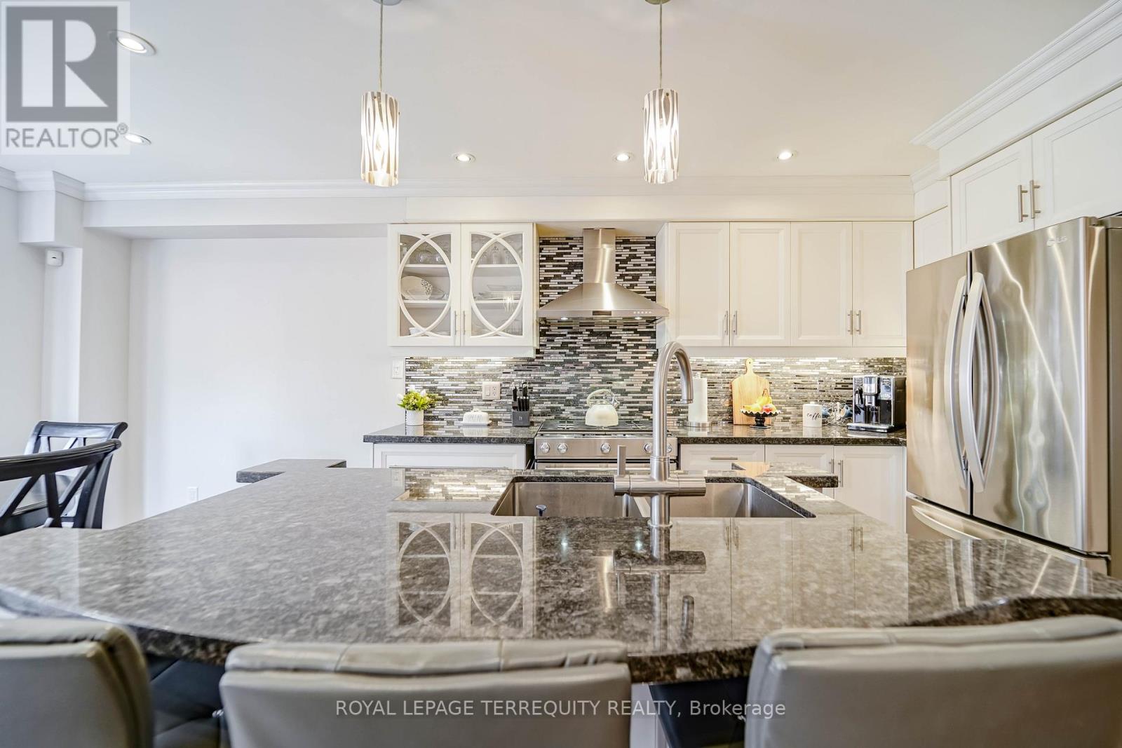 9 Stonebriar Drive, Vaughan, Ontario  L6A 2N5 - Photo 5 - N12437477