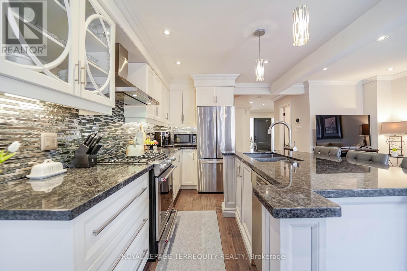 9 Stonebriar Drive, Vaughan, Ontario  L6A 2N5 - Photo 8 - N12437477