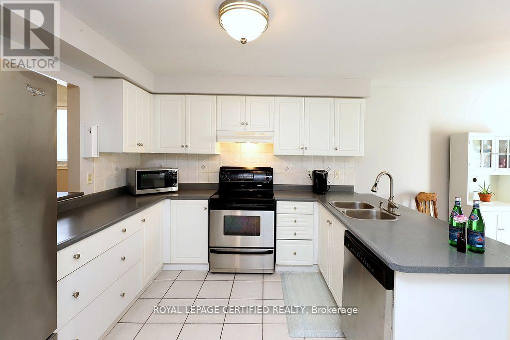 95 Vintage Gate, Brampton, Ontario  L6X 5B9 - Photo 11 - W12437438
