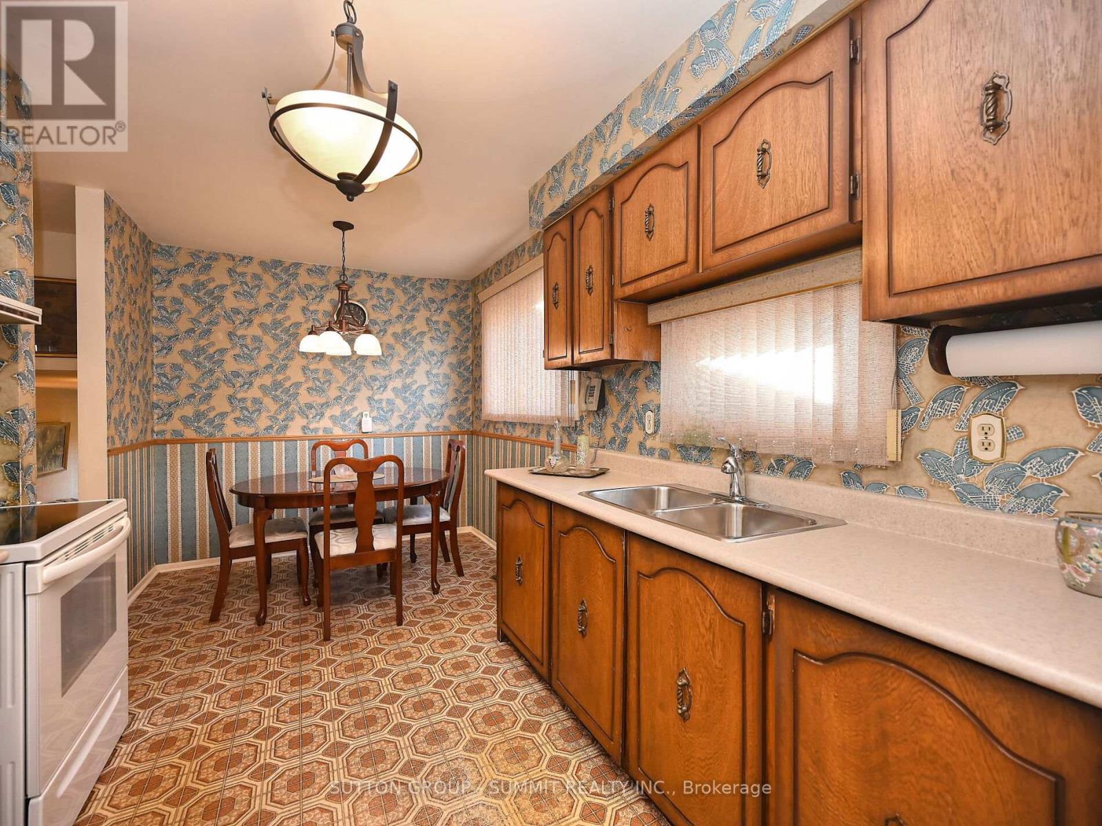 3232 Mccarthy Court, Mississauga, Ontario  L4Y 3Z6 - Photo 13 - W12437440