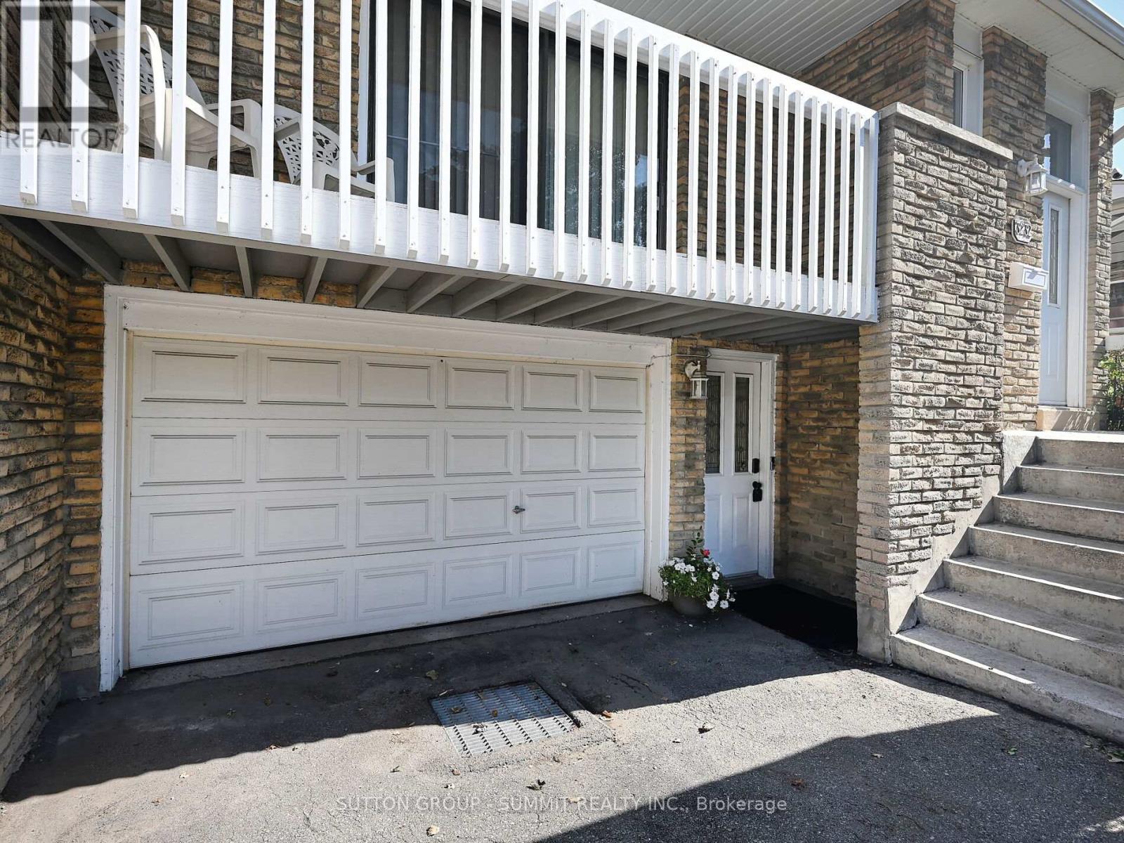 3232 Mccarthy Court, Mississauga, Ontario  L4Y 3Z6 - Photo 2 - W12437440