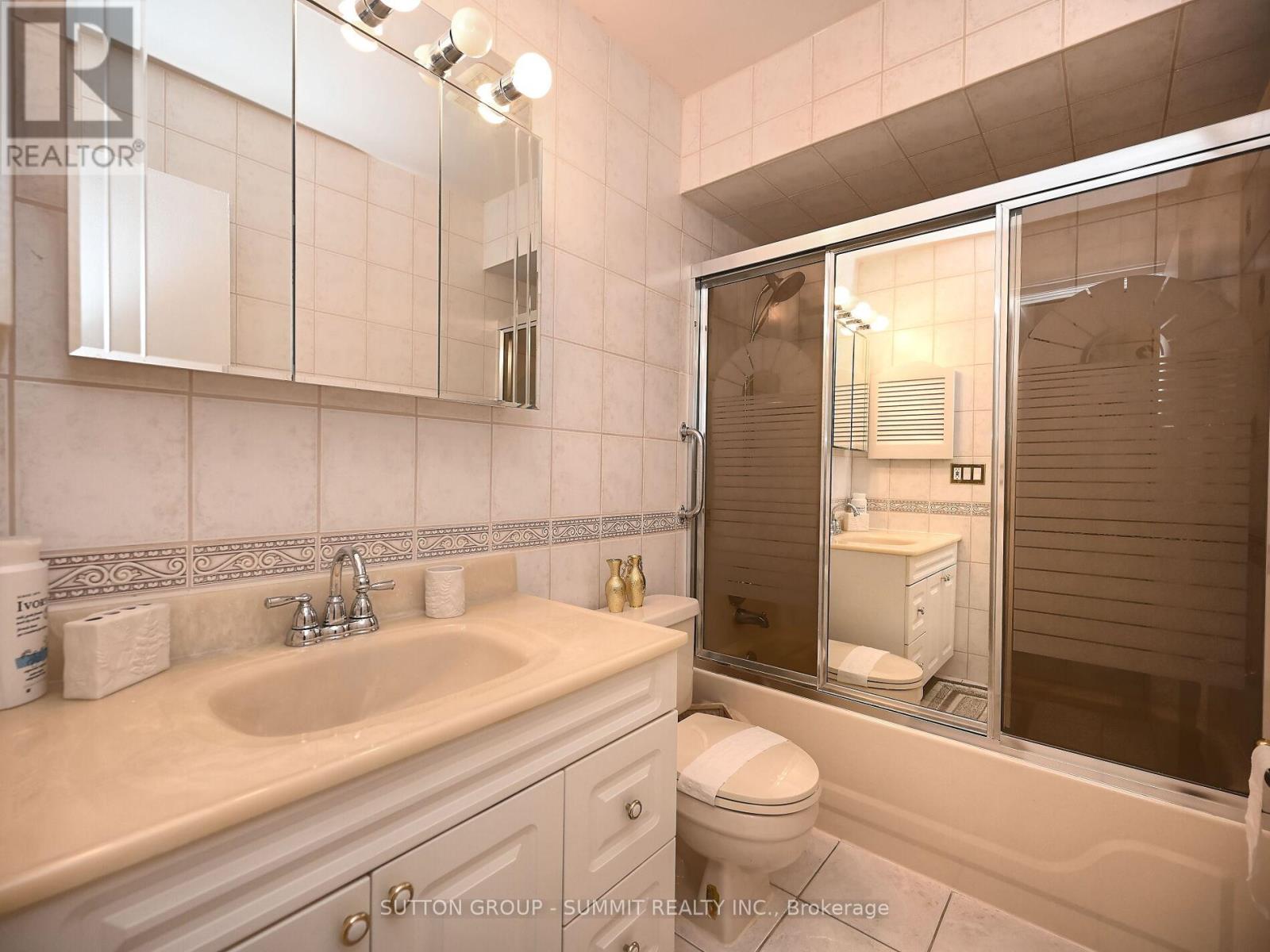3232 Mccarthy Court, Mississauga, Ontario  L4Y 3Z6 - Photo 23 - W12437440