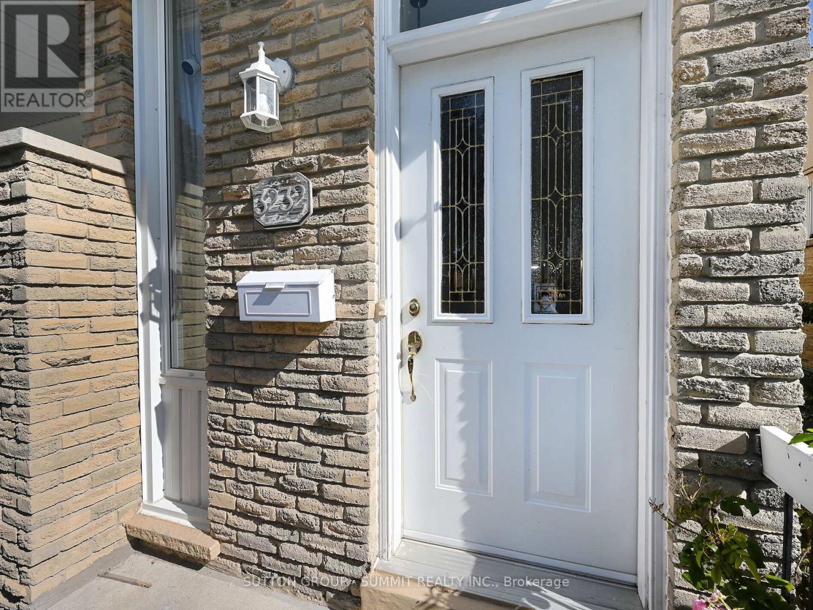 3232 Mccarthy Court, Mississauga, Ontario  L4Y 3Z6 - Photo 3 - W12437440