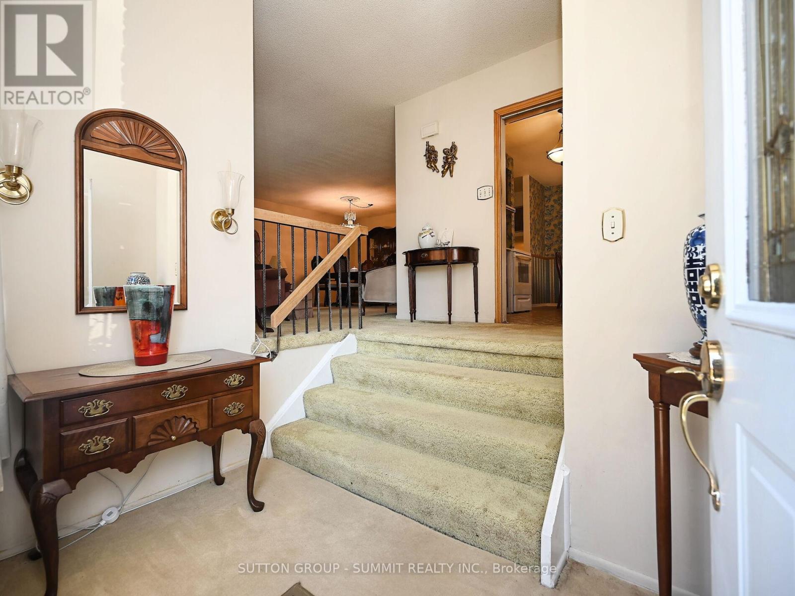 3232 Mccarthy Court, Mississauga, Ontario  L4Y 3Z6 - Photo 4 - W12437440
