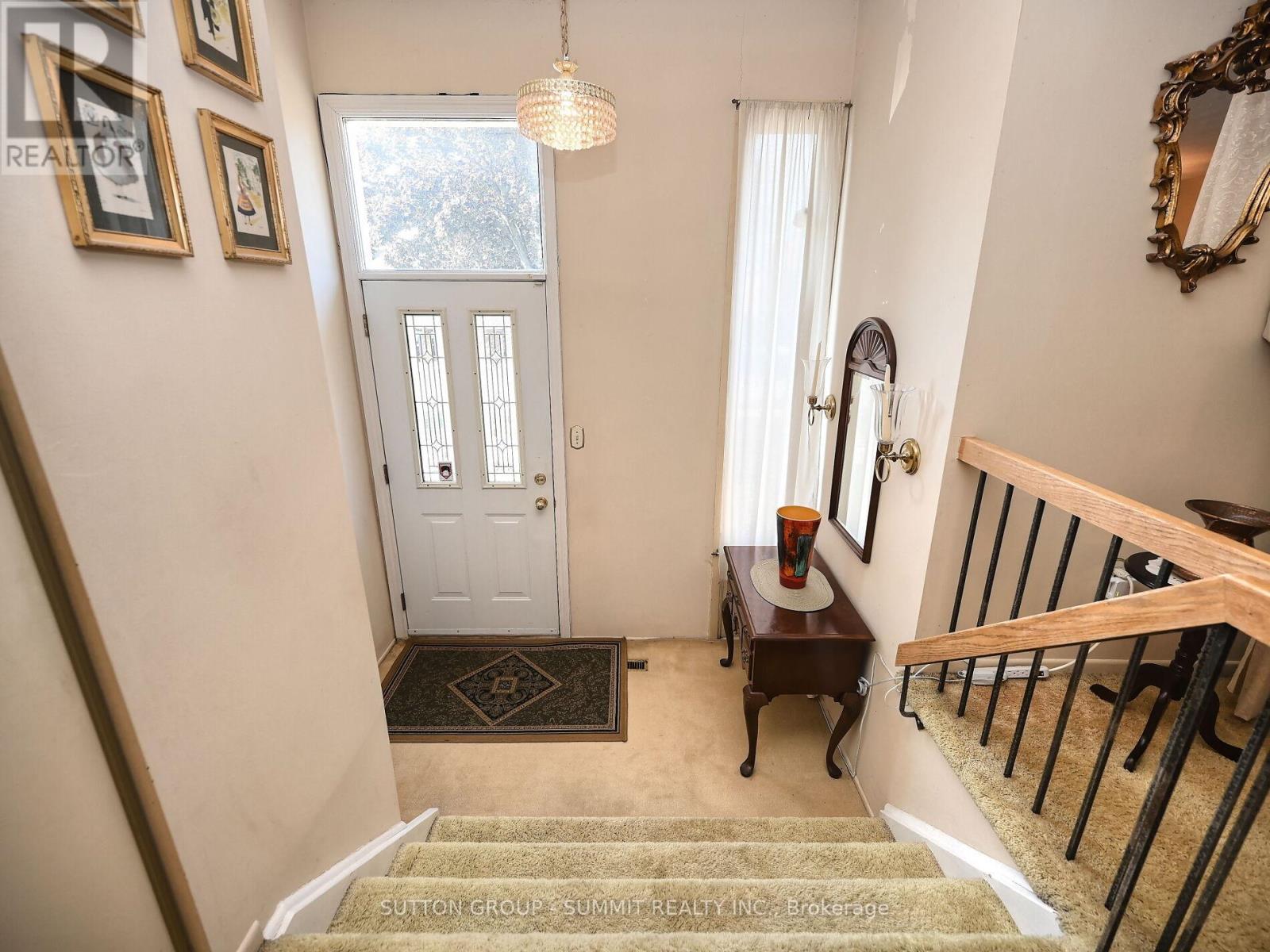 3232 Mccarthy Court, Mississauga, Ontario  L4Y 3Z6 - Photo 5 - W12437440