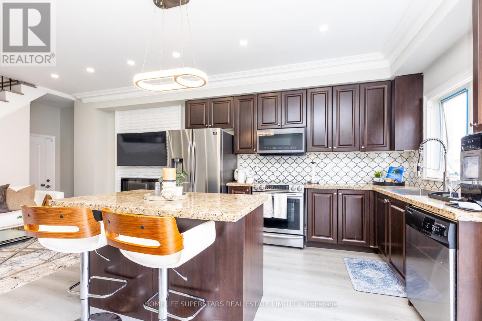 16 Brussels Avenue, Brampton, Ontario  L6Z 0A5 - Photo 10 - W12437460