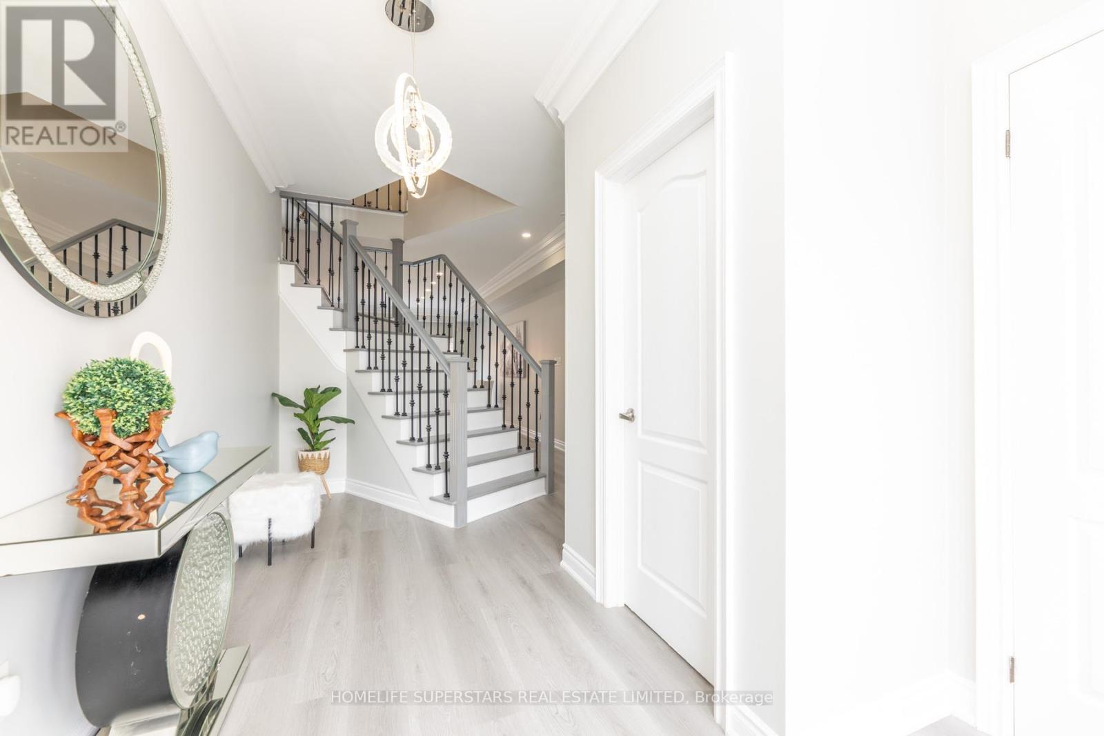 16 Brussels Avenue, Brampton, Ontario  L6Z 0A5 - Photo 4 - W12437460