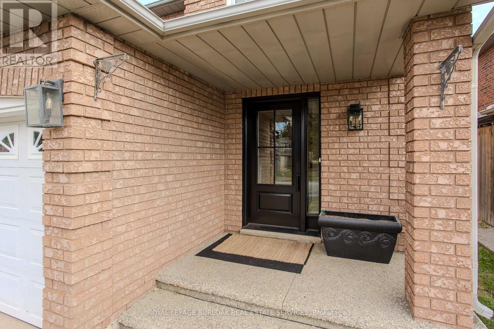 613 Fothergill Boulevard, Burlington, Ontario  L7L 6E3 - Photo 4 - W12437467