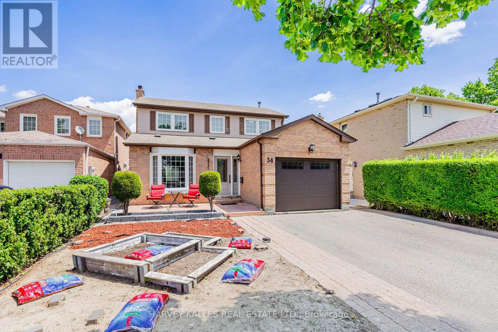 34 Greendust Court, Brampton, Ontario  L6S 5K2 - Photo 2 - W12437513