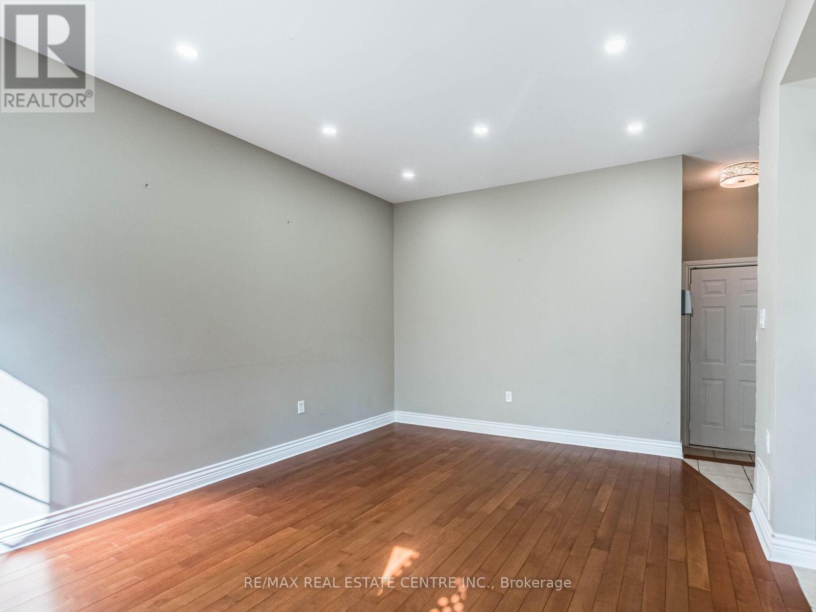 3927 Mayla Drive, Mississauga, Ontario  L5M 7Y9 - Photo 10 - W12437516