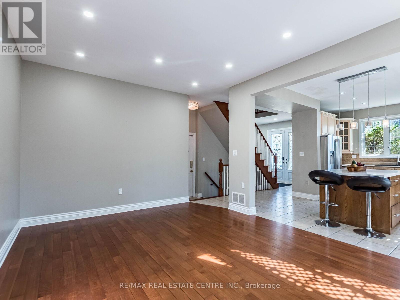 3927 Mayla Drive, Mississauga, Ontario  L5M 7Y9 - Photo 11 - W12437516